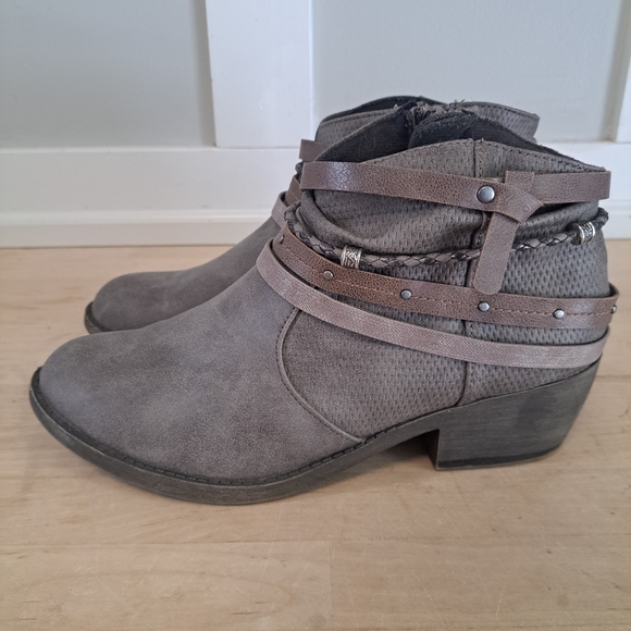 SO Gray Ankle Boots with Strap Detail – Size 9 - Picture 2 of 7